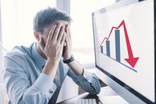 Foto: Gestresste Person und Chart mit Abwärtspfeil 
